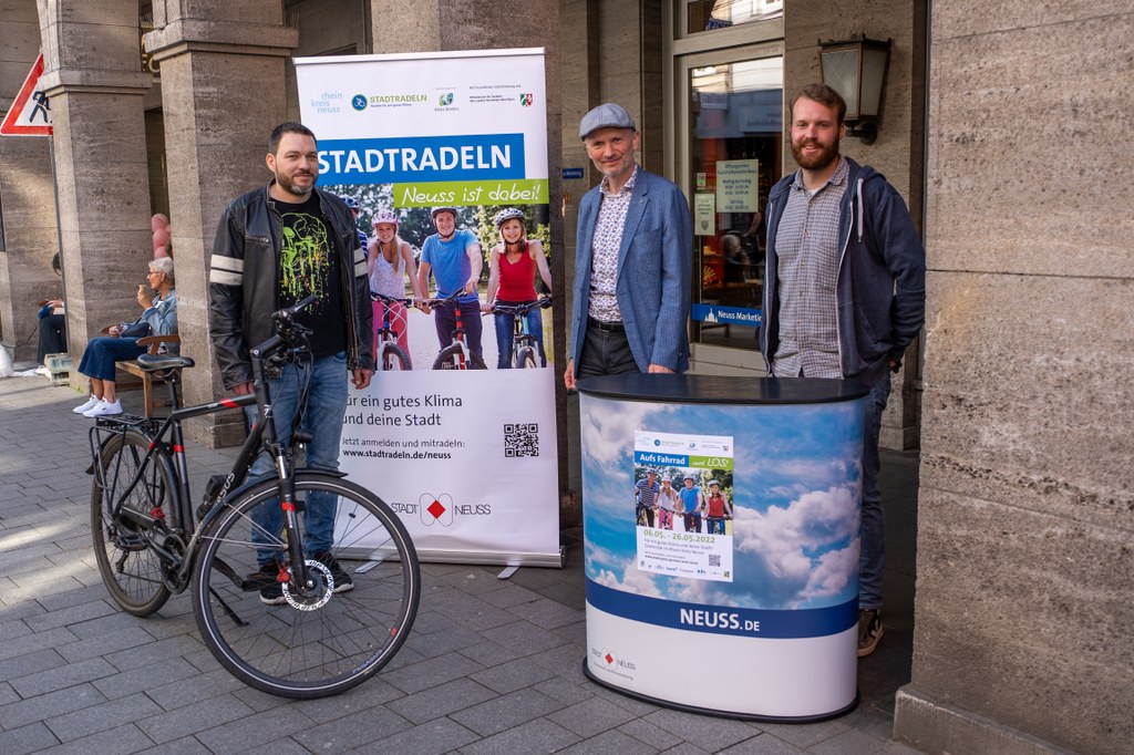 Foto: Stadt Neuss (v.l.n.r. STADTRADELN-Star Björn Rottenbiller, Beigeordneter Dr. Matthias Welpmann sowie Klimaanpassungsmanager Julian Bleckmann)