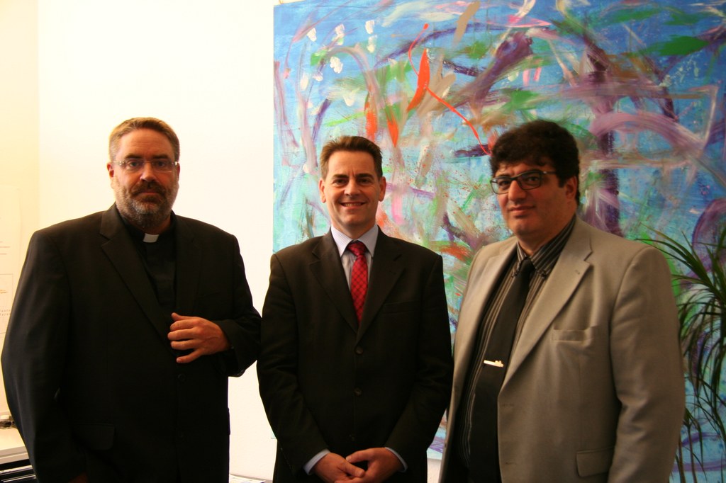 Sozialdezernent Stefan Hahn (m.) mit Pfarrer Michael Tewes (l.) und Bülent Öztas, Geschäftsführer der Awo Neuss (r.).