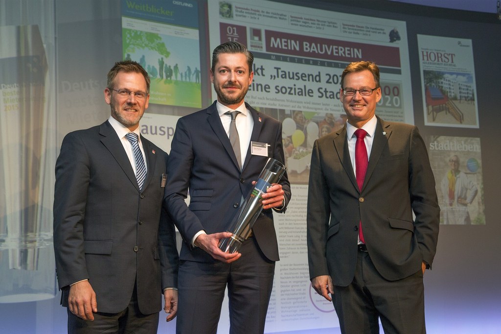 GdW-Präsident Axel Gedaschko (r.) hat die Auszeichnung „Deutschlands beste Mieterzeitung“ an Prokurist Peter Krupinski (Mitte) und Pressesprecher Heiko Mülleneisen vom Neusser Bauverein überreicht.