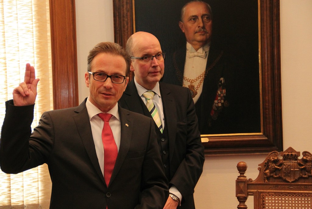 Bürgermeister Breuer erhielt vom ersten Beigeordneten und Kämmerer Frank Gensler (h.) die Bestätigungsurkunde als Bürgermeister.