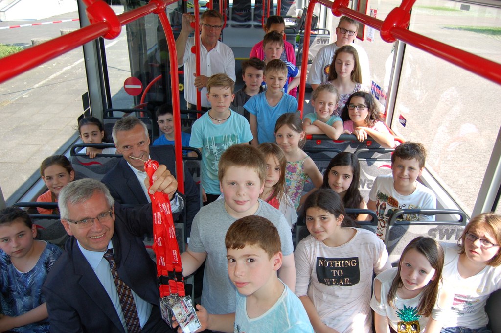 Die umhängbaren Teilnahmeurkunden für die Schülerinnen und Schüler der Busschule verteilte Stadtwerke-Geschäftsführer Stephan Lommetz.
