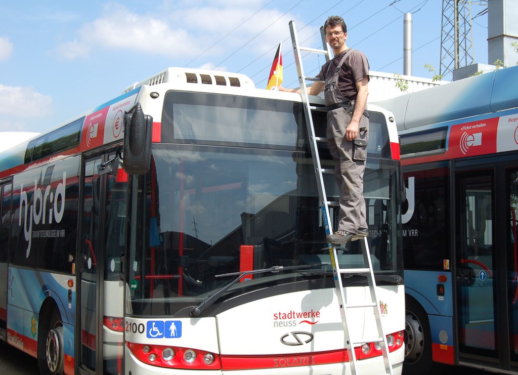 Pünktlich zur EM werden die Busse der Stadtwerke Neuss beflaggt. Werkstatt- Mitarbeiter Raimund Hruschka kümmert sich darum.