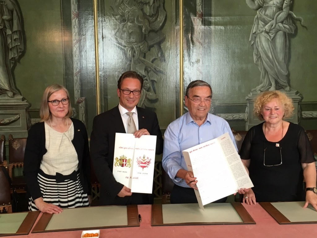 Die Neusser Kulturdezernentin Dr. Christiane Zangs und Bürgermeister Reiner Breuer unterzeichneten die Kooperationsvereinbarung mit Louis Tobback, Bürgermeister von Leuwen und Denise Vandevoort, Schöffin für Kultur (v.l.)
