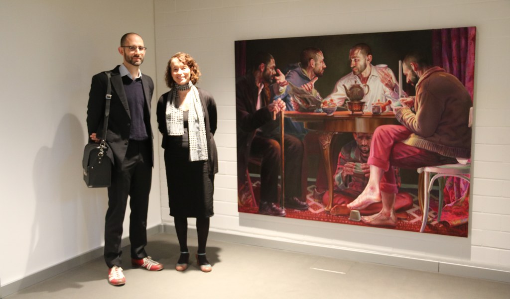 Künstler Christoph Worringer und Kuratorin Dr. Bettina Zeman neben Worringers Ölgemälde auf Leinwand mit dem Namen „Mahl“ (2011)