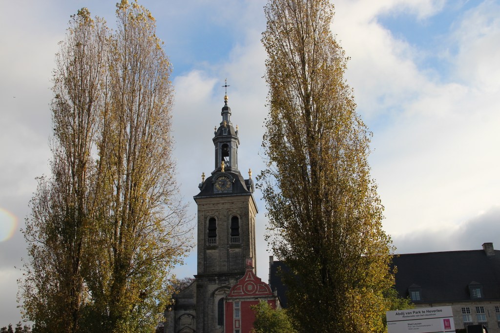 Im Glockenturm der Parkabtei hingen seit 1730 40 Glocken. Das Instrument wurde später in die Leuvener Stadtkirche überführt. Dort fielen sie 1914 dem großen Brand der Stadt zum Opfer. The Broken Bells of Flanders wurden so weltweit zu einem Begriff.