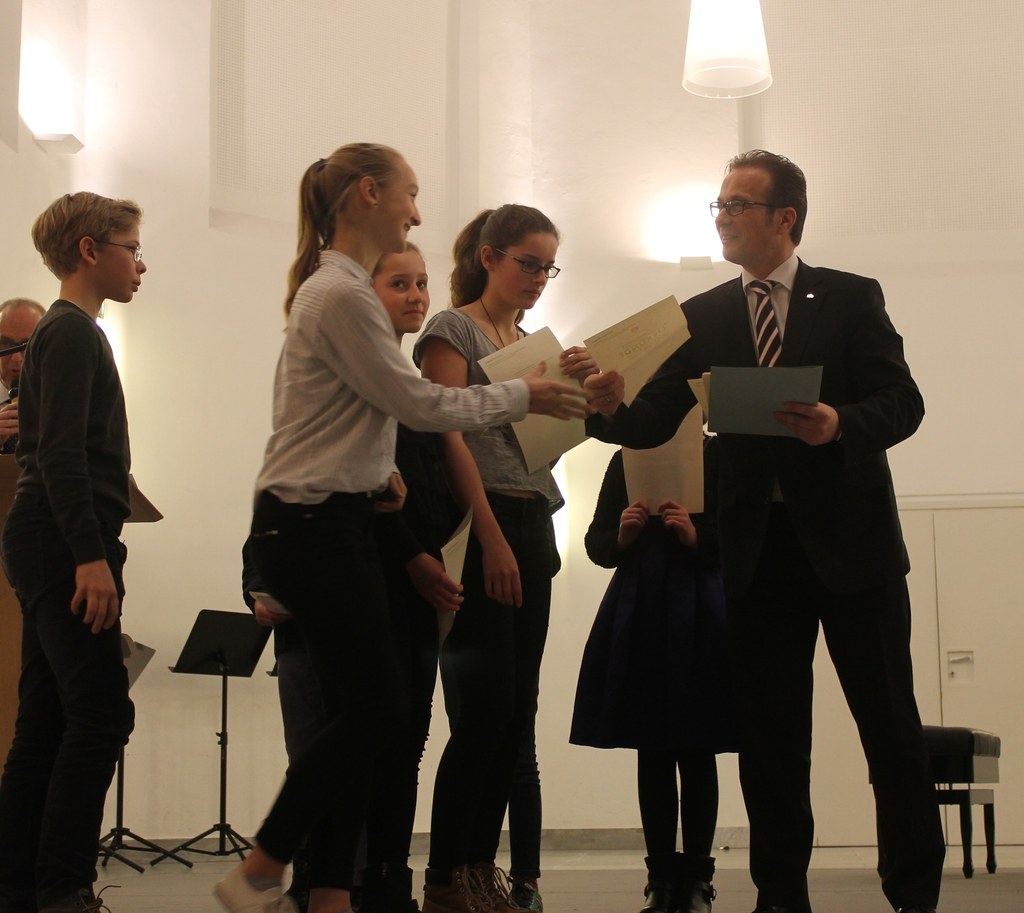 Bürgermeister Reiner Breuer übergibt die Urkunde für den 1. Preis an das Holzbläserensemble der Musikschule Neuss mit Judith Glaser, Catalina Valero-Ribes, Laura Matheisen und Hendrik Schulenberg (v.l.).