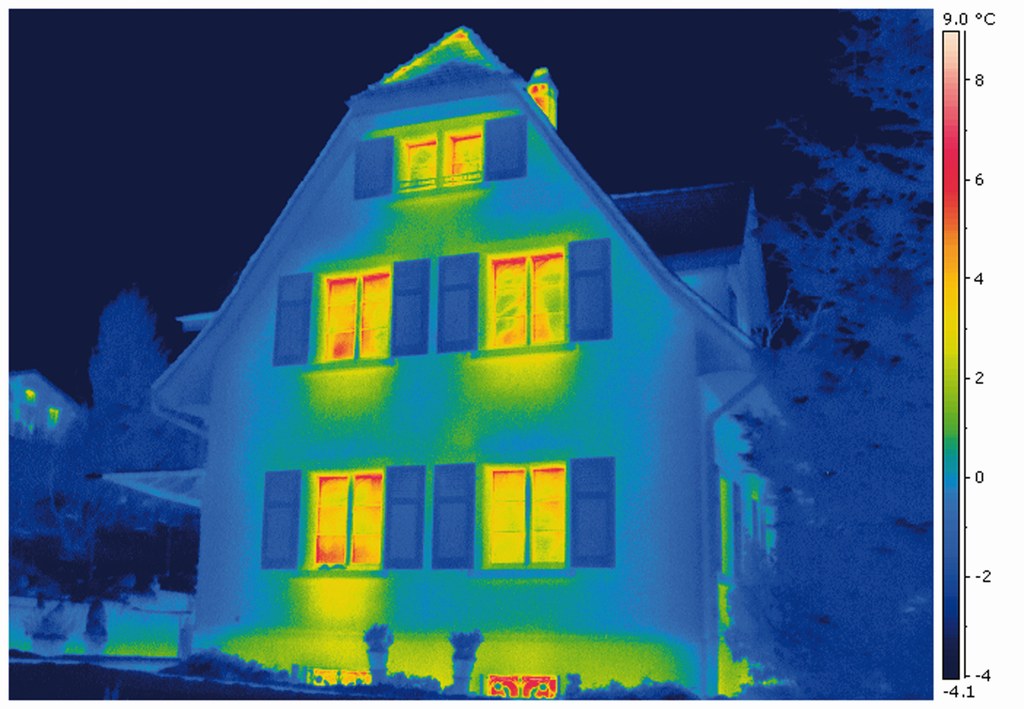 Thermografie-Aufnahmen zeigen über verschiedene Farben deutlich, wo undichte Stellen und Wärmebrücken am Haus zu finden sind.