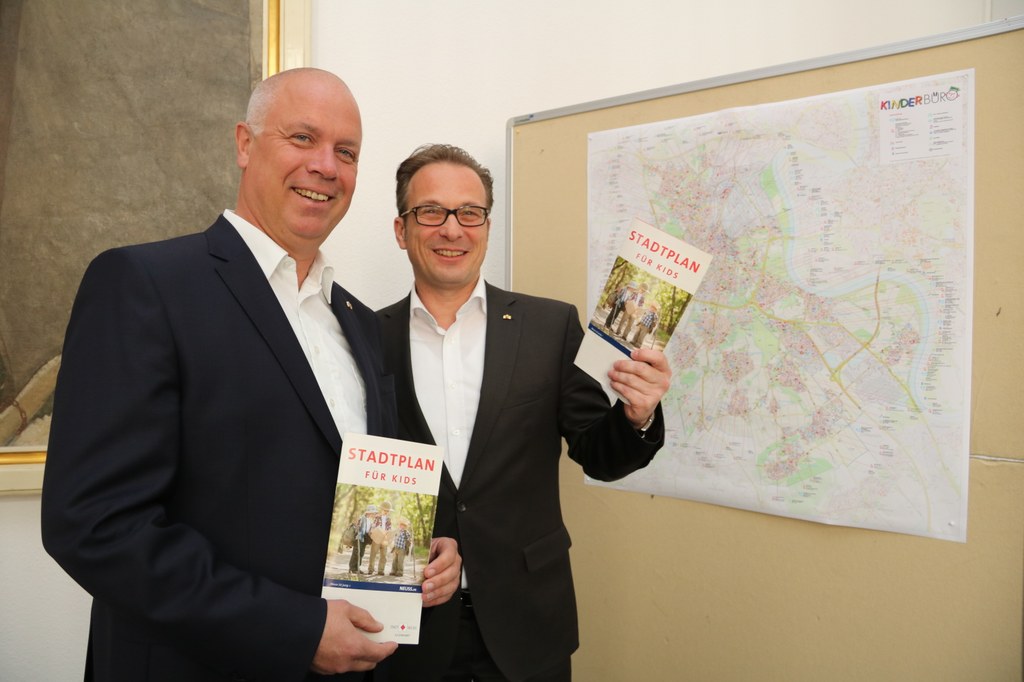 Bürgermeister Reiner Breuer (rechts) und Jugenddezernent Ralf Hörsken präsentieren den Stadtplan für Kids. 