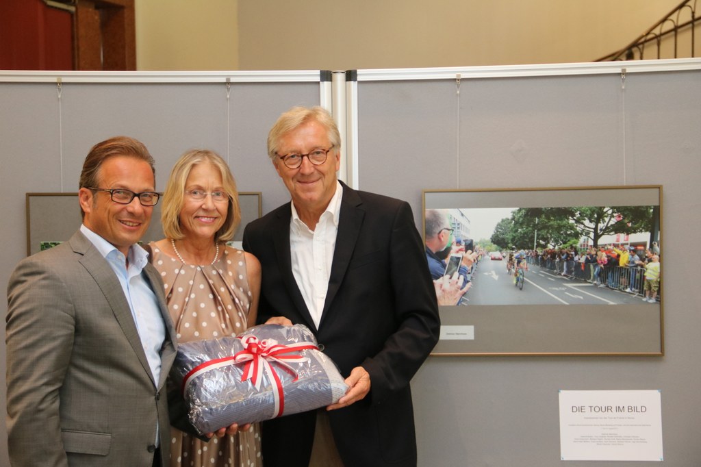 Bürgermeister Reiner Breuer übergab die Fahne an Birgitt und Dietmar Steinhaus