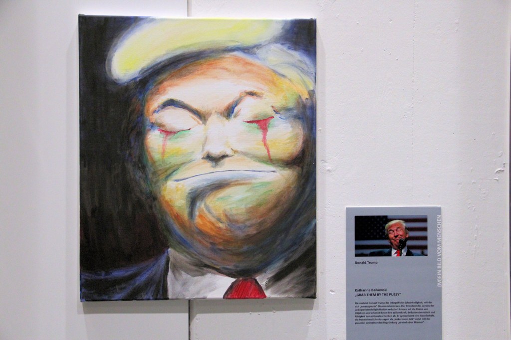  „GRAB THEM BY THE PUSSY“ von Katharina Baikowski zeigt US-Präsident Donald Trump