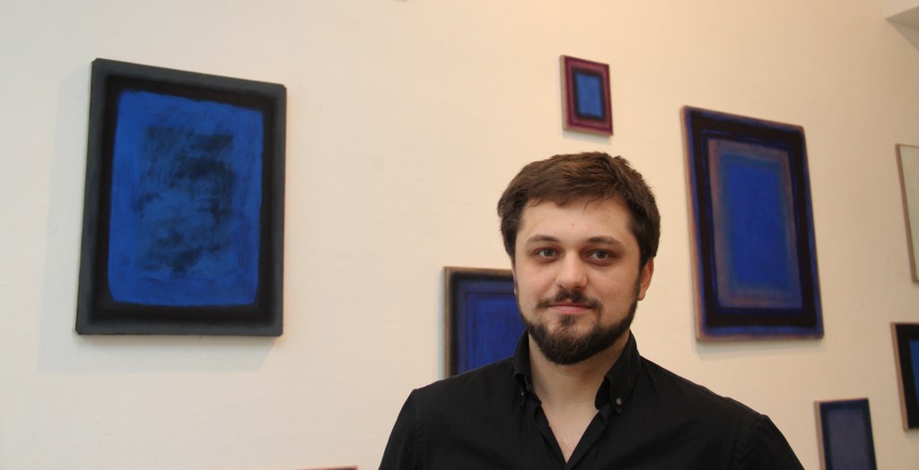 Maler Dimitrij Kozakov vor seinen Werken