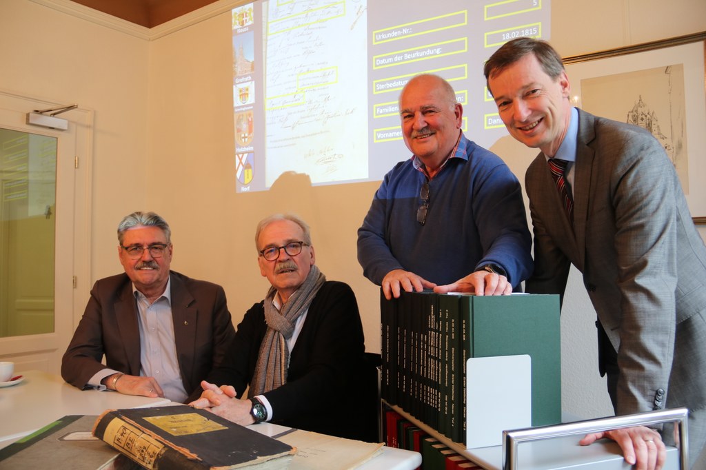 Stadtarchivar Dr. Jens Metzdorf (r.) mit den ehrenamtlichen "Datenerfassern" (v.l.) Peter Kluth, Knut Schiffer und Reinhold Mohr. Nicht im Bild ist Martin Laubach.