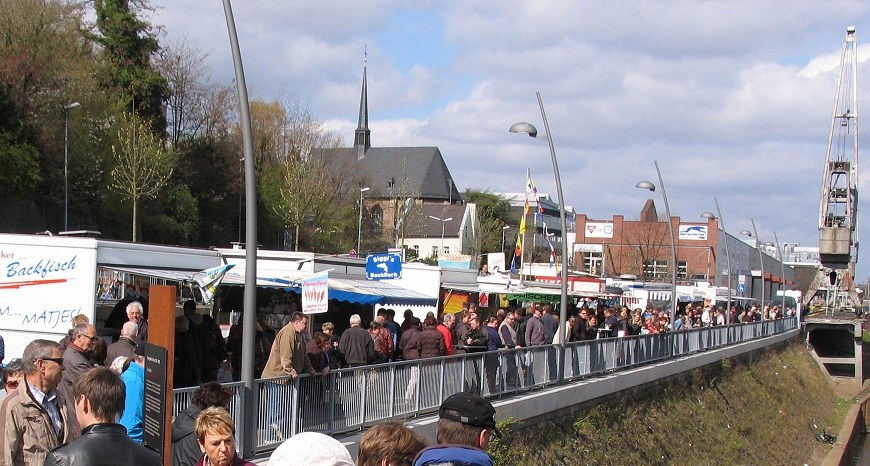 Der Neusser Fischmarkt an der Hafenpromenade.