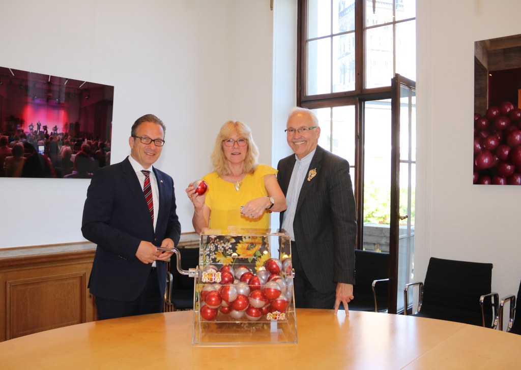 Schützenkönigin Karin Weyand zog gemeinsam mit Bürgermeister Reiner Breuer die 25 Lose.