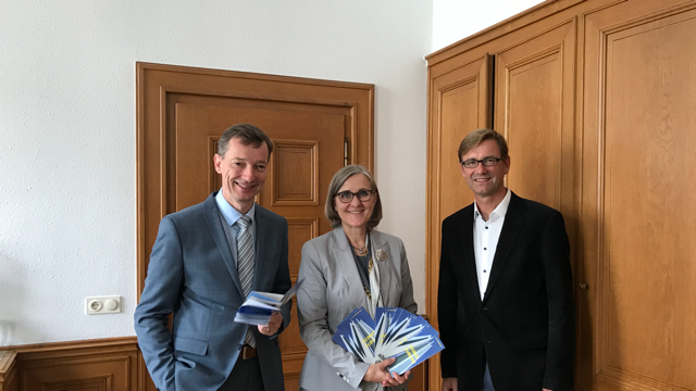 Beigeordnete Dr. Christiane Zangs stellt gemeinsam mit Dr. Jens Metzdorf (li.), Stadtarchiv Neuss, und Holger Müller (re.), Musikschule Neuss, das Programm der Themenwoche 2019 vor.