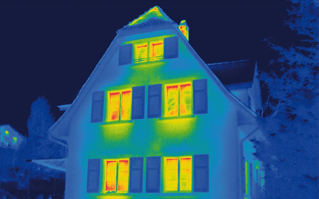 Thermografie-Aufnahmen zeigen über verschiedene Farben deutlich, wo undichte Stellen und Wärmebrücken am Haus zu finden sind.