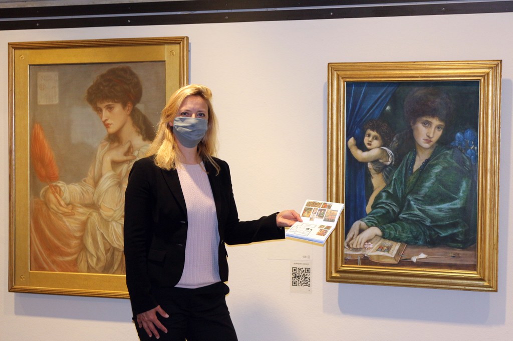 Museumsdirektorin Dr. Uta Husmeier-Schirlitz mit dem neuen Hausflyer.