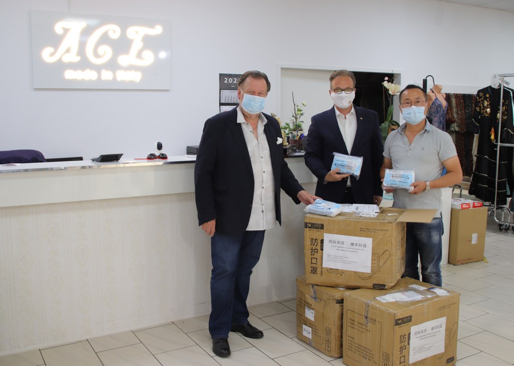 Ludger Baten und Guy Lin, Vorsitzende der Deutsch-chinesischen Gesellschaft Neuss e.V., überreichten Bürgermeister Reiner Breuer die gespendeten Masken aus Riu´an.