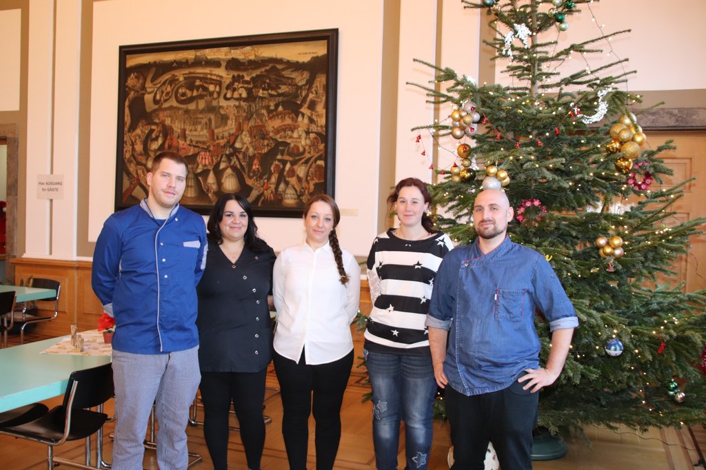 Das Team des Betriebsrestaurants im Neusser Rathaus (v.l.n.r.): Fabio Barbato, Jana Braun, Eleni Kalkani mit Linda und Lutz Geuenich