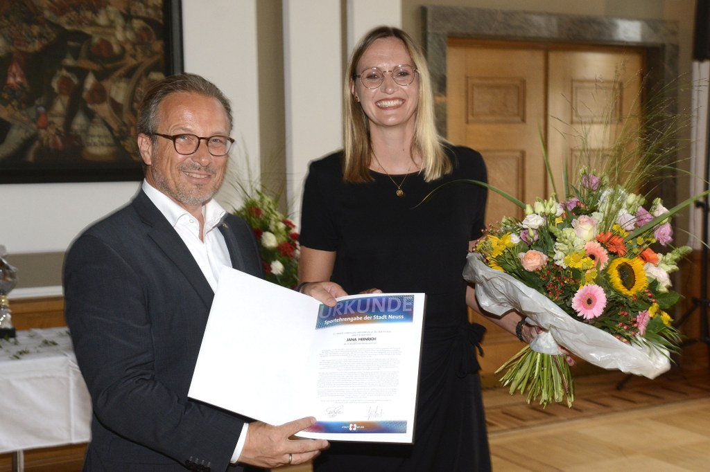 Bürgermeister Reiner Breuer mit Jana Heinrich, Trägerin der Sportehrengabe 2021