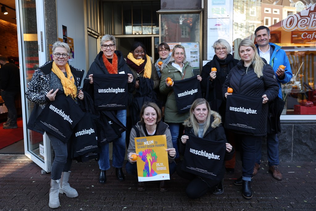 Stadt Neuss zeigt Flagge gegen Gewalt an Frauen