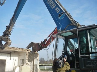 ... mit einem großen Bagger gab Buergermeister Herbert Napp jetzt den Startschuss zum Beginn der schweren Abbrucharbeiten an der Neusser Galopprennbahn.