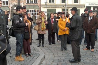 Lüneburgs Kulturreferent Jürgen Landmann zeigt der Kommission die Veranstaltungsorte im Stadtzentrum 