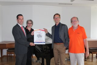 Musikschulleiter Holger Müller (2. v.r) und sein Stellvertreter Jochen Büttner (r.) mit Dorothea Gravemann, Vorsitzende Bürgerstiftung Neuss, und Volker Meierhöfer,  Jubiläumsstiftung Sparkasse Neuss.