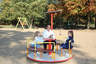 Breuer stellt sanierten Spielplatz vor