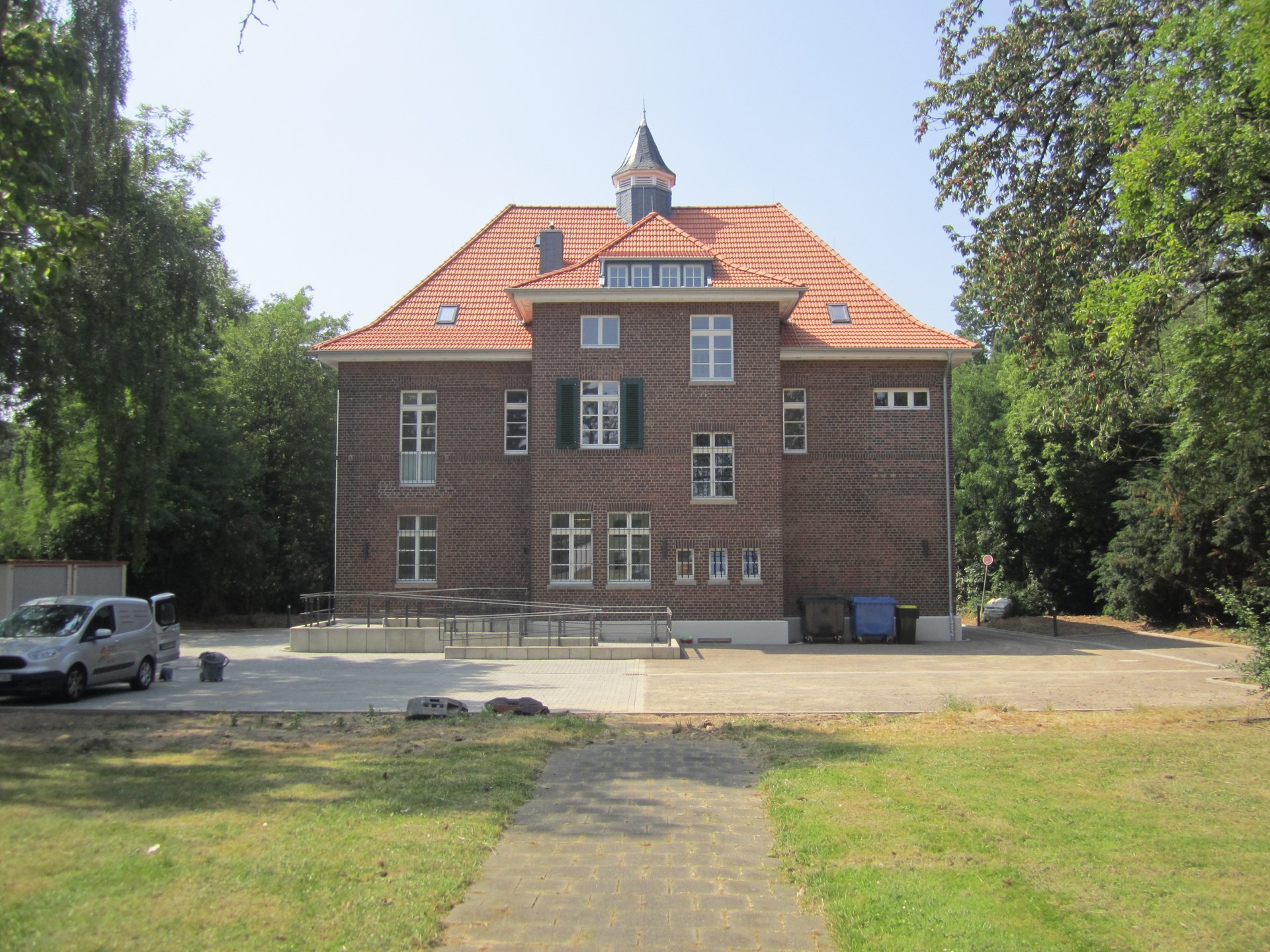 2019-07-01-Rathaus Norf-saniert-Rückseite.jpg