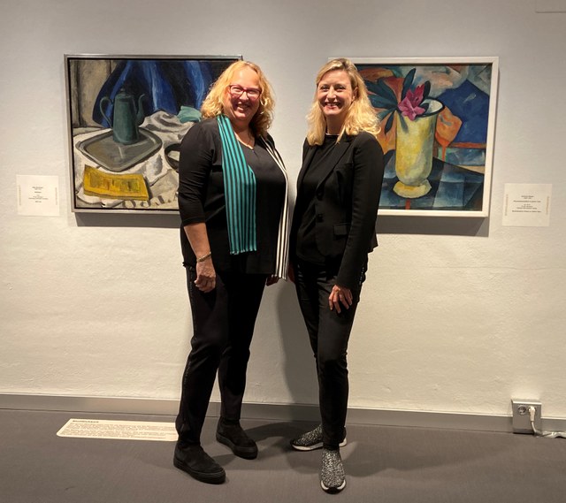 Museumsdirektorin Dr. Uta Husmeier-Schirlitz mit der Sammlerin Tanya Rubinstein-Horowitz, Foto: Stadt Neuss.   