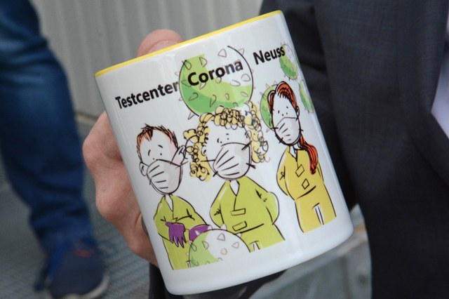 Besuch bei der Corona-Teststelle: Kaffeetasse