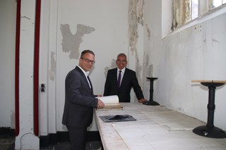 BM Reiner Breuer und Markus Jansen in der Kapelle.JPG