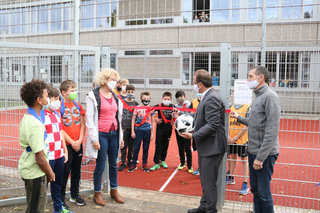 0910 Bolzplatz Gesamtschule an der Erft eingeweiht- Schulleiterin Elsbeth Faber, Buergermeister Reiner Breuer und Abteilungsleiter Markus Nussbaum.png