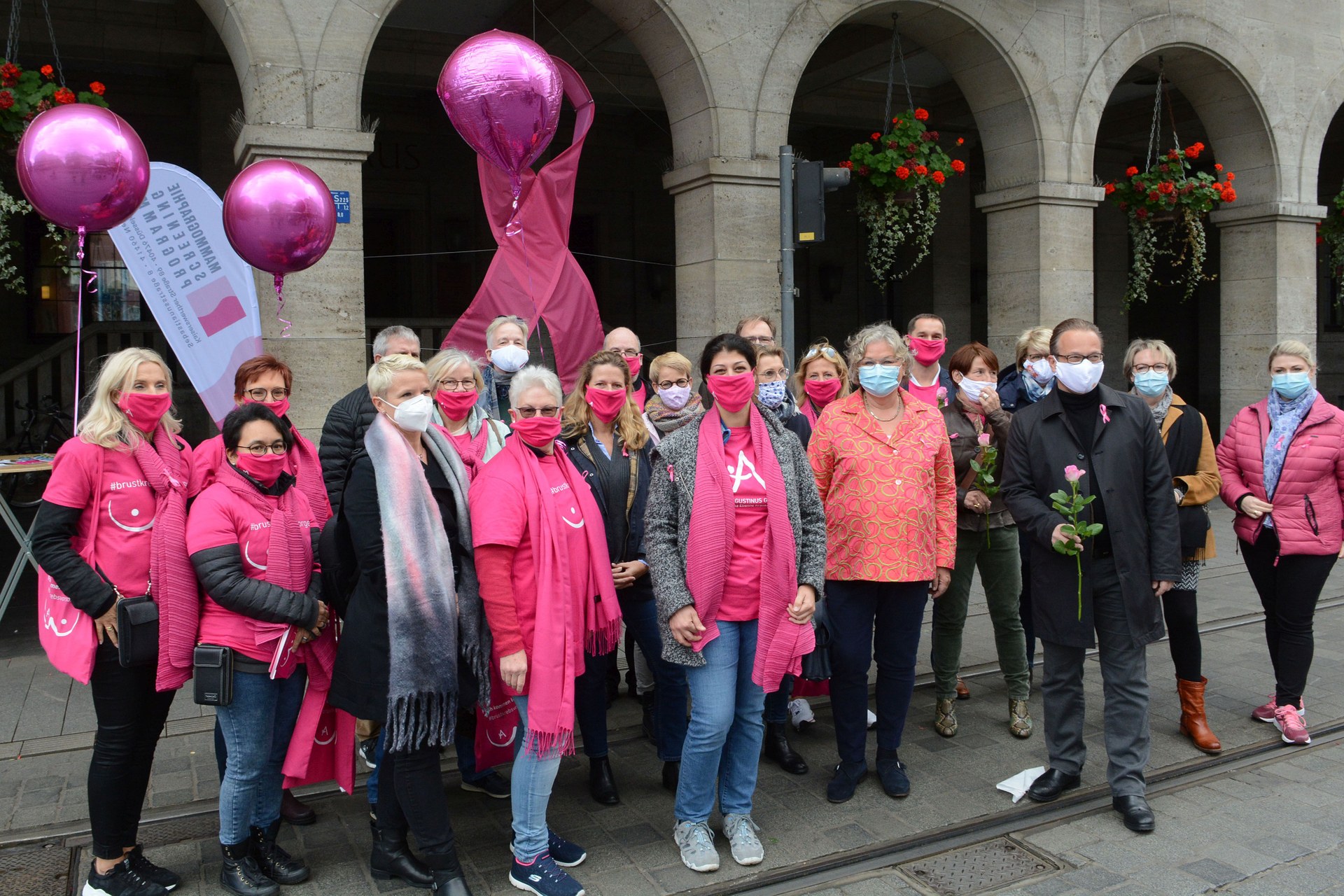 1210 Pinktober in Neuss-Beteiligte im Kampf gegen Brustkrebs.jpg