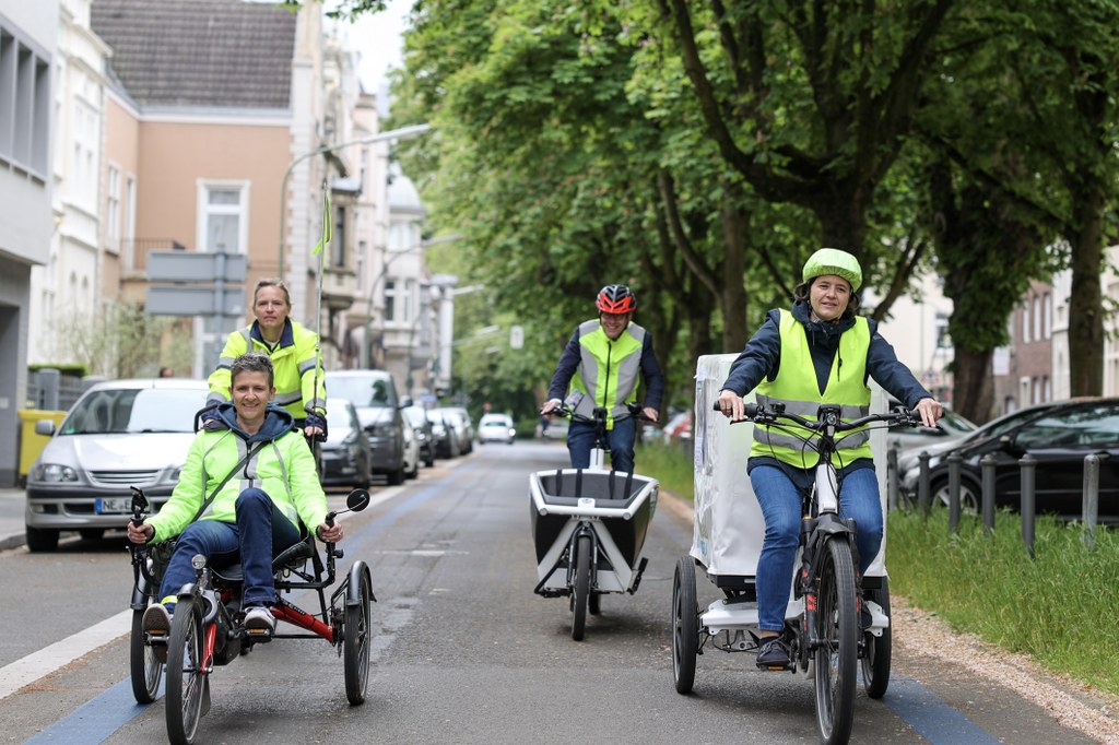 Silke Schürmann, Dahlia Busch, Christian Unbehaun und Silke Höfle unterwegs mit verschiedenen Fahrrad-Typen.