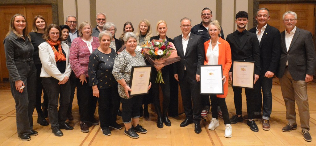 Gruppenfoto des Bürgermeisters mit allen Preisträger*innen