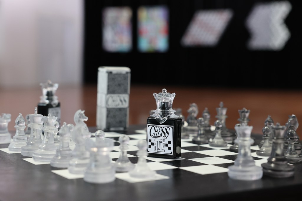 Schachspiel CHE$$ von Till Bödeker mit gläsernen Spielsteinen. Die Könige sind Parfumflakons und beschriftet mit Eau de Till.