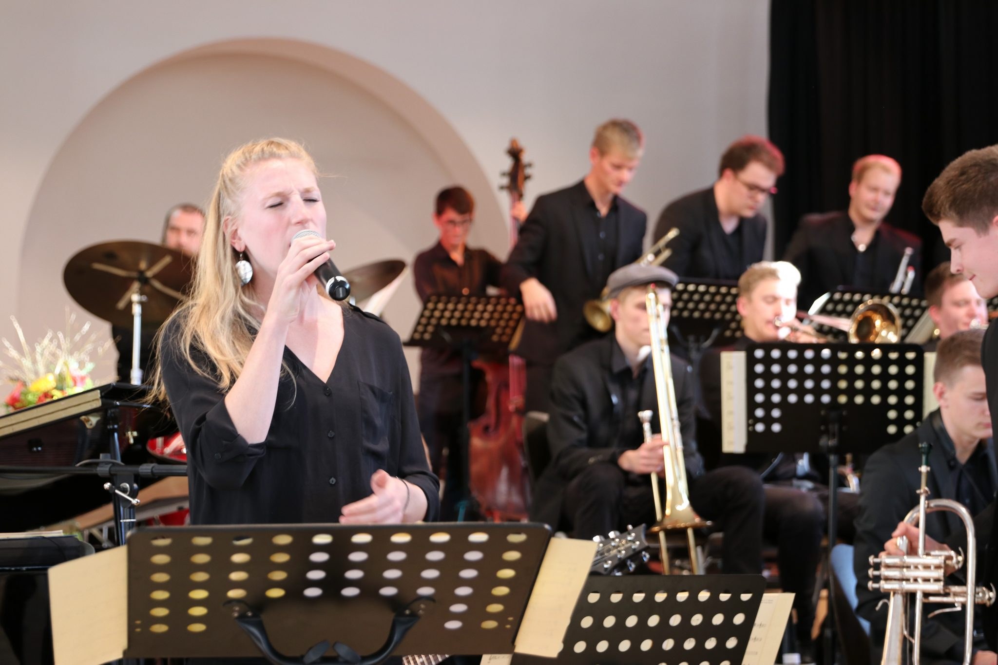 Schon seit langer Zeit Tradition! Die Big-Band-Kooperation der Musikschule mit dem Marie-Curie-Gymnasium Schon seit langer Zeit Tradition! Die Big-Band-Kooperation der Musikschule mit dem Marie-Curie-Gymnasium