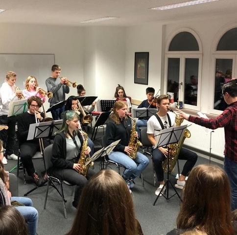 Musikschulkooperation mit dem MCG: Neusser Schul-Big-Band veranstaltet ein Wohnzimmer-Konzert Musikschulkooperation mit dem MCG: Neusser Schul-Big-Band veranstaltet ein Wohnzimmer-Konzert