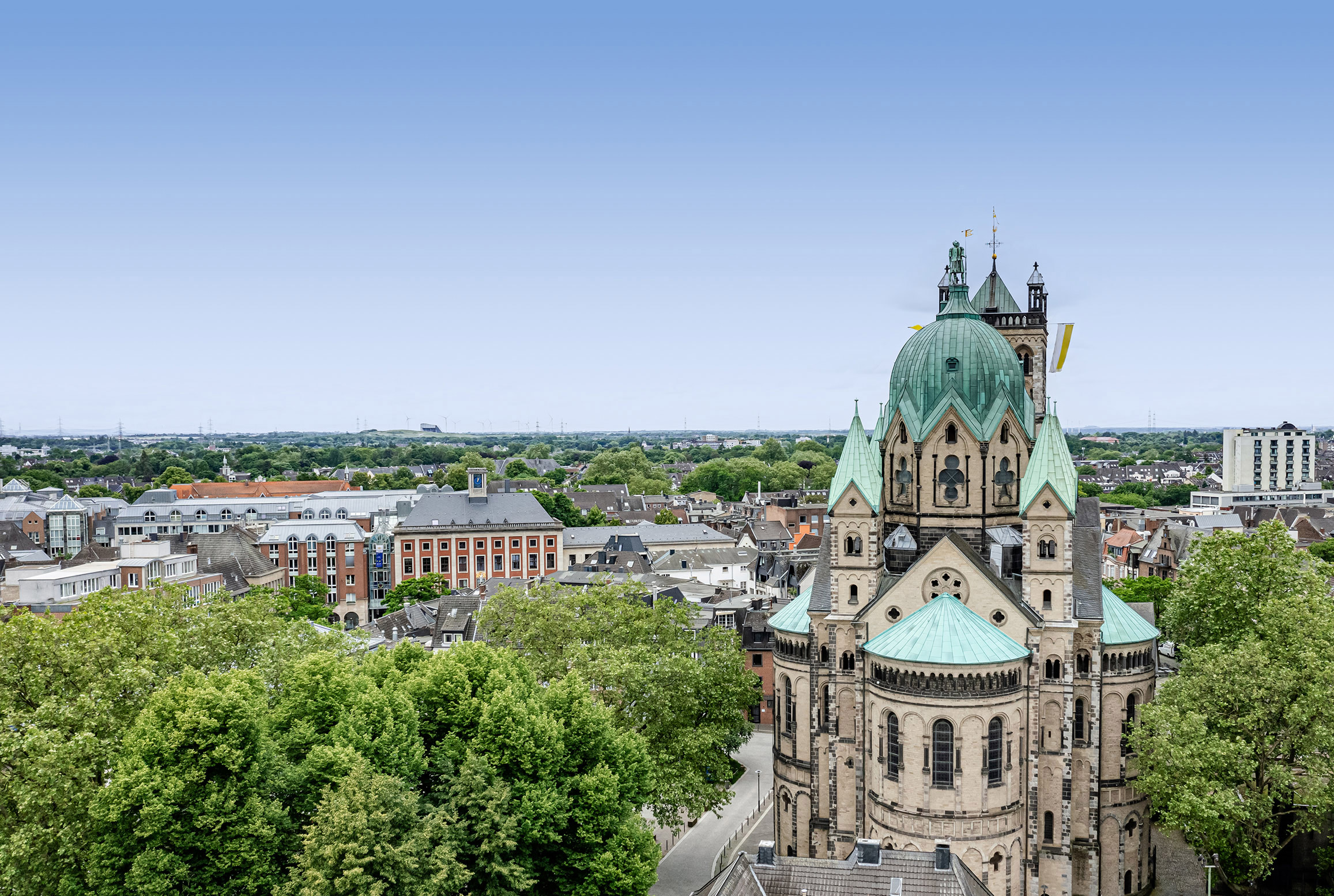 Drohnenaufnahme der Neusser Skyline mit Quirinus Münster und Rathaus