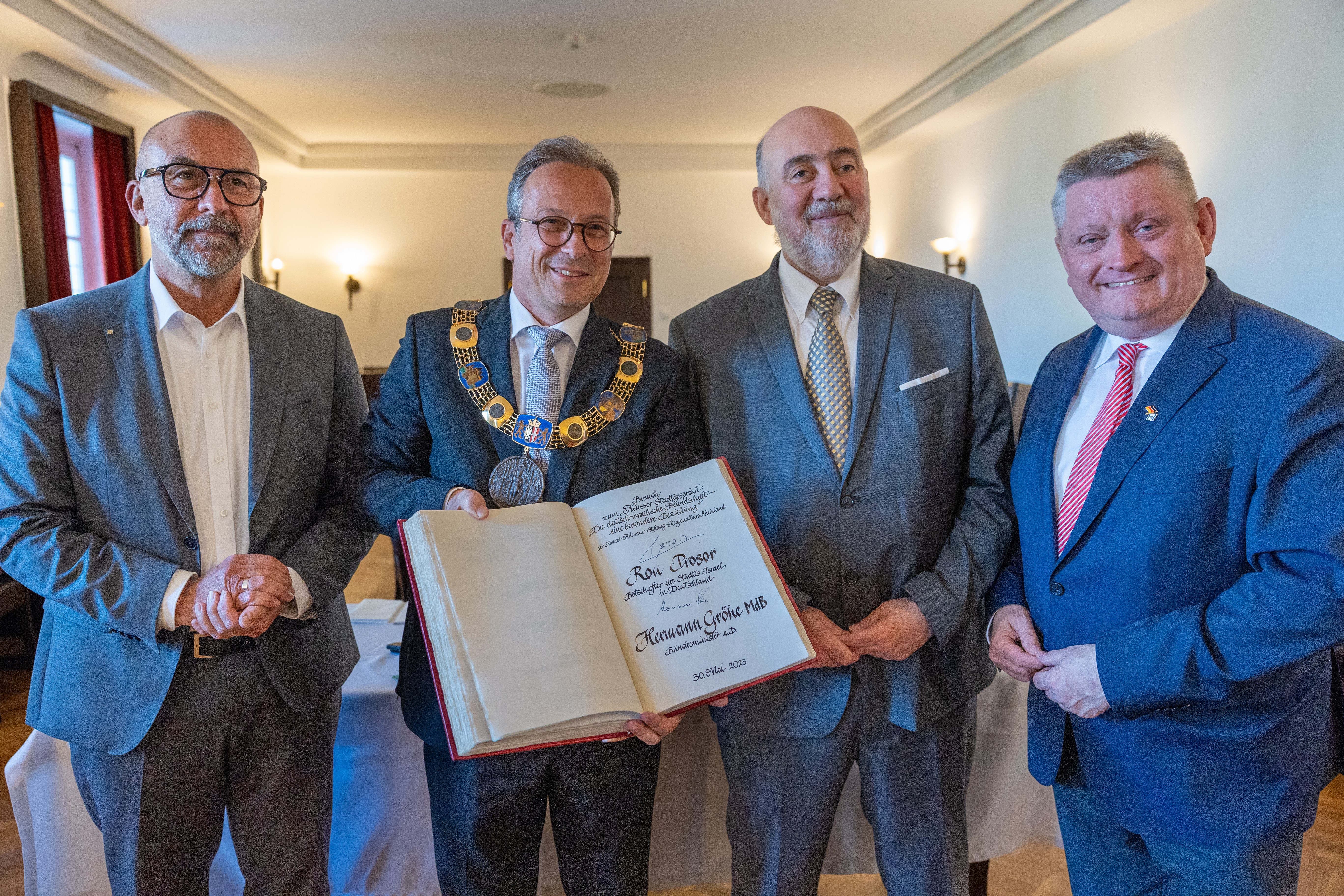 Israels Botschafter Ron Prosor zu Besuch in Neuss Israels Botschafter Ron Prosor zu Besuch in Neuss
