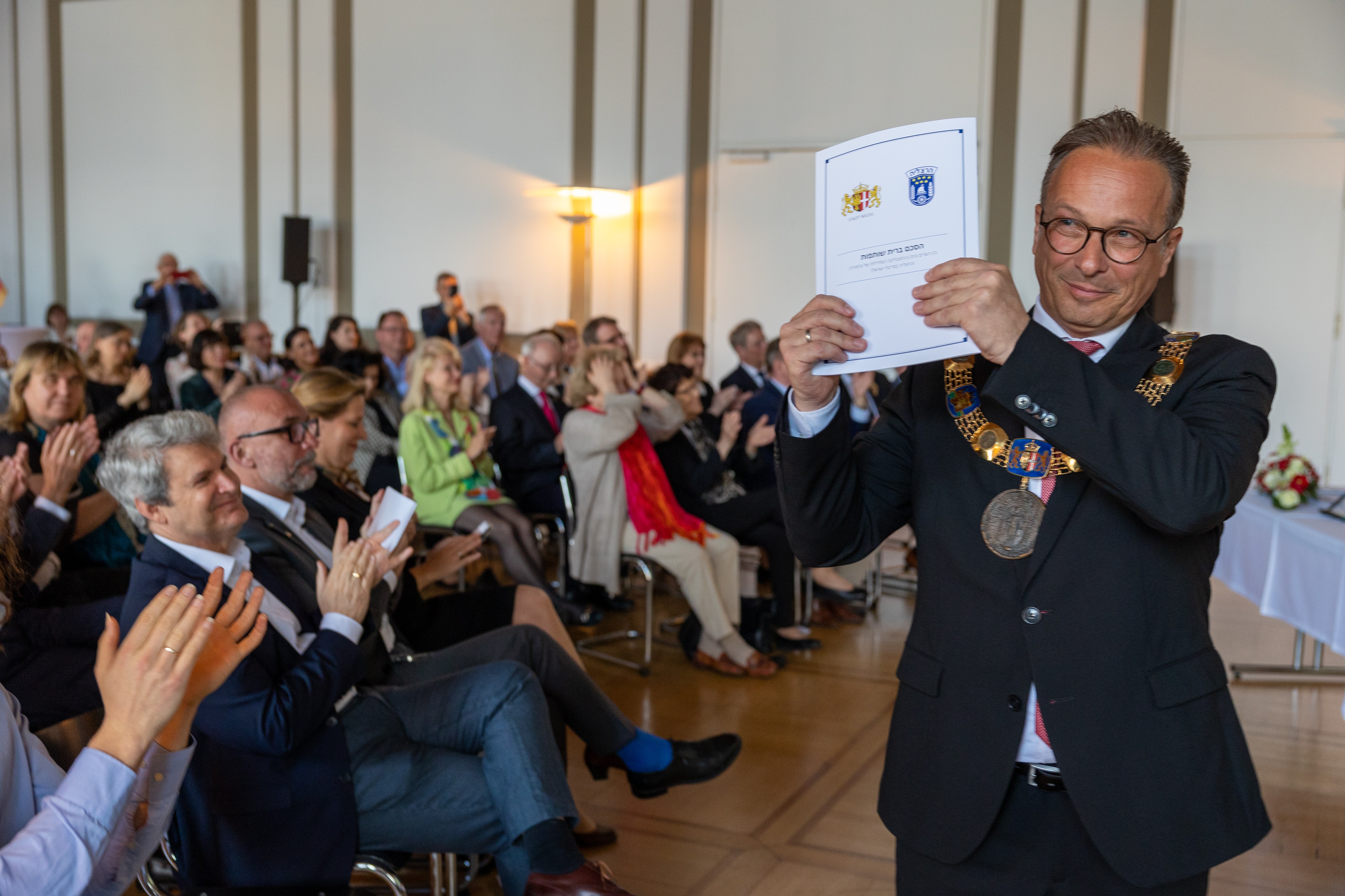 Städtepartnerschaft zwischen Neuss und Herzliya besiegelt Städtepartnerschaft zwischen Neuss und Herzliya besiegelt