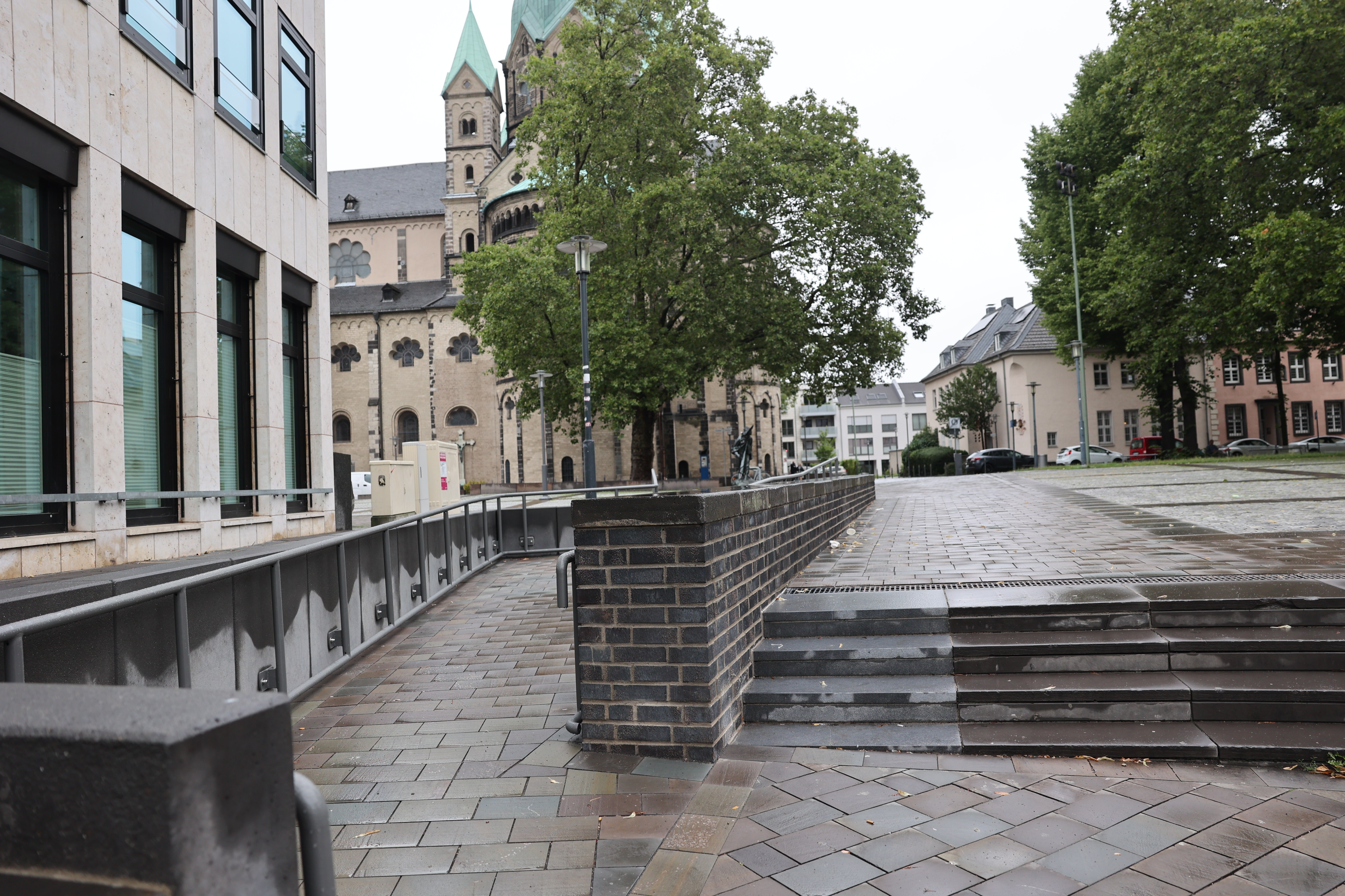 Barrierefreie Rampe am Freithof