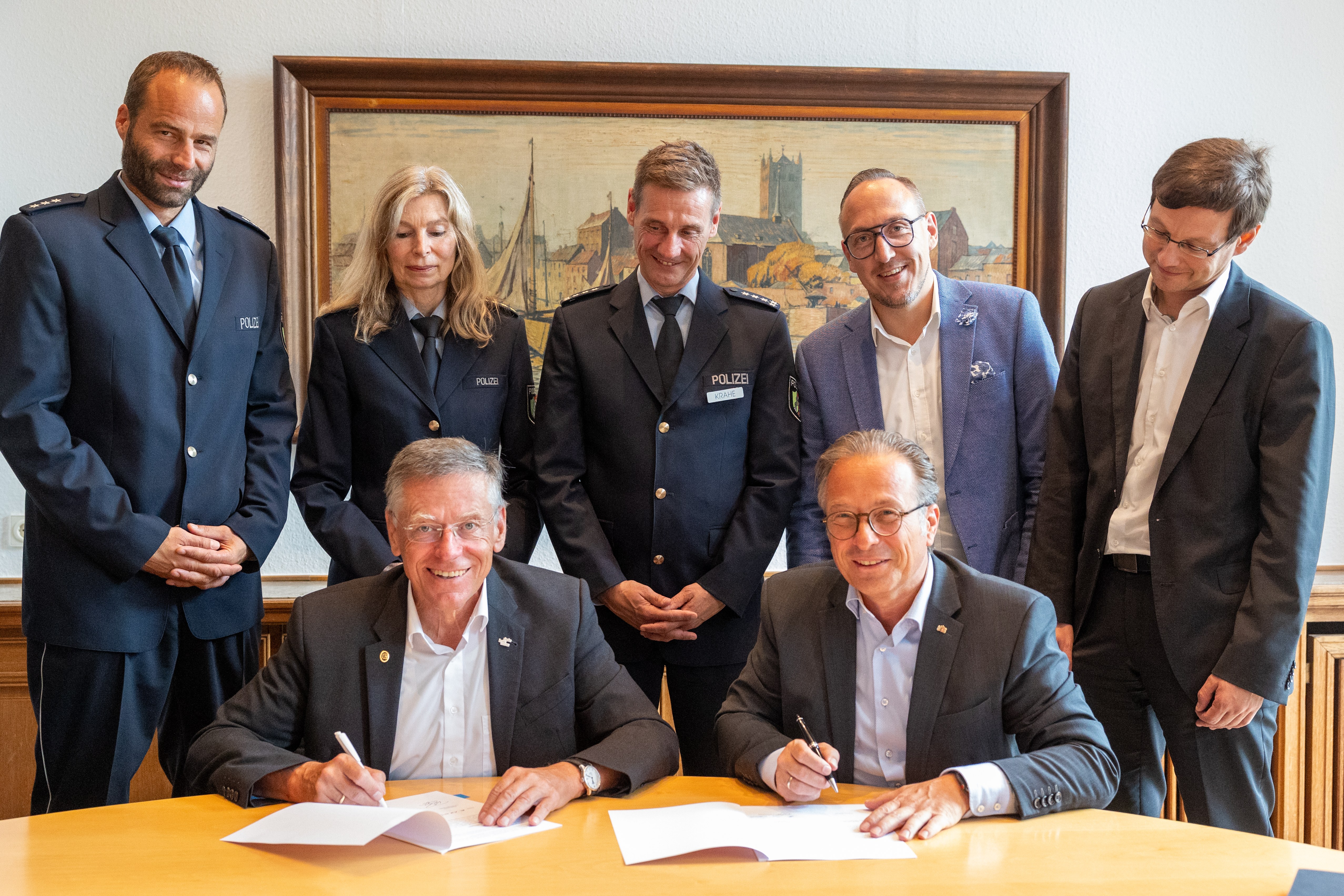Landrat und Bürgermeister unterzeichnen Ordnungspartnerschaftsvertrag Landrat und Bürgermeister unterzeichnen Ordnungspartnerschaftsvertrag