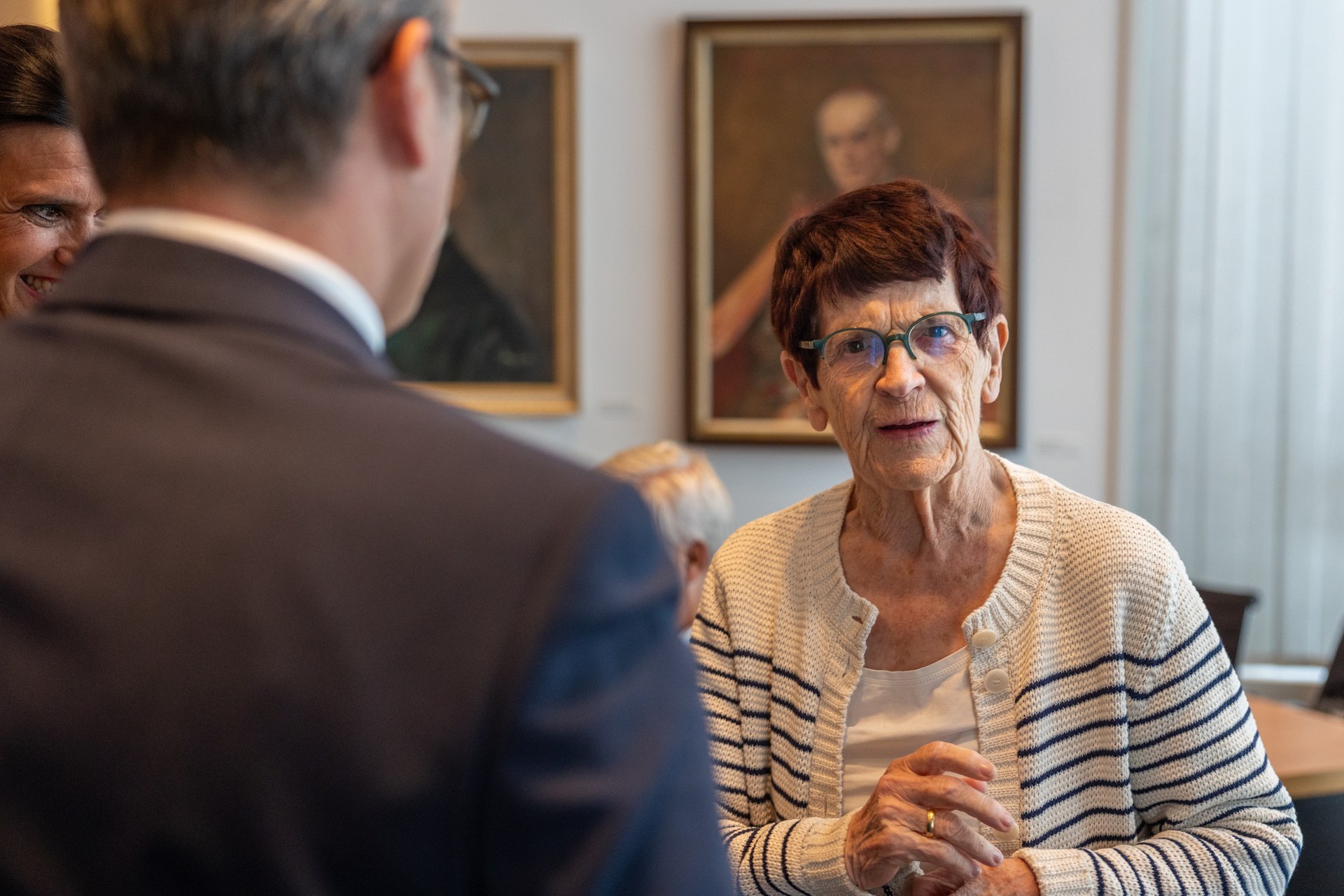 Rita Süssmuth steht gemeinsam mit Bürgermeister Reiner Breuer und der Beigeordneten Ursula Platen im Ratssaal der Stadt Neuss.