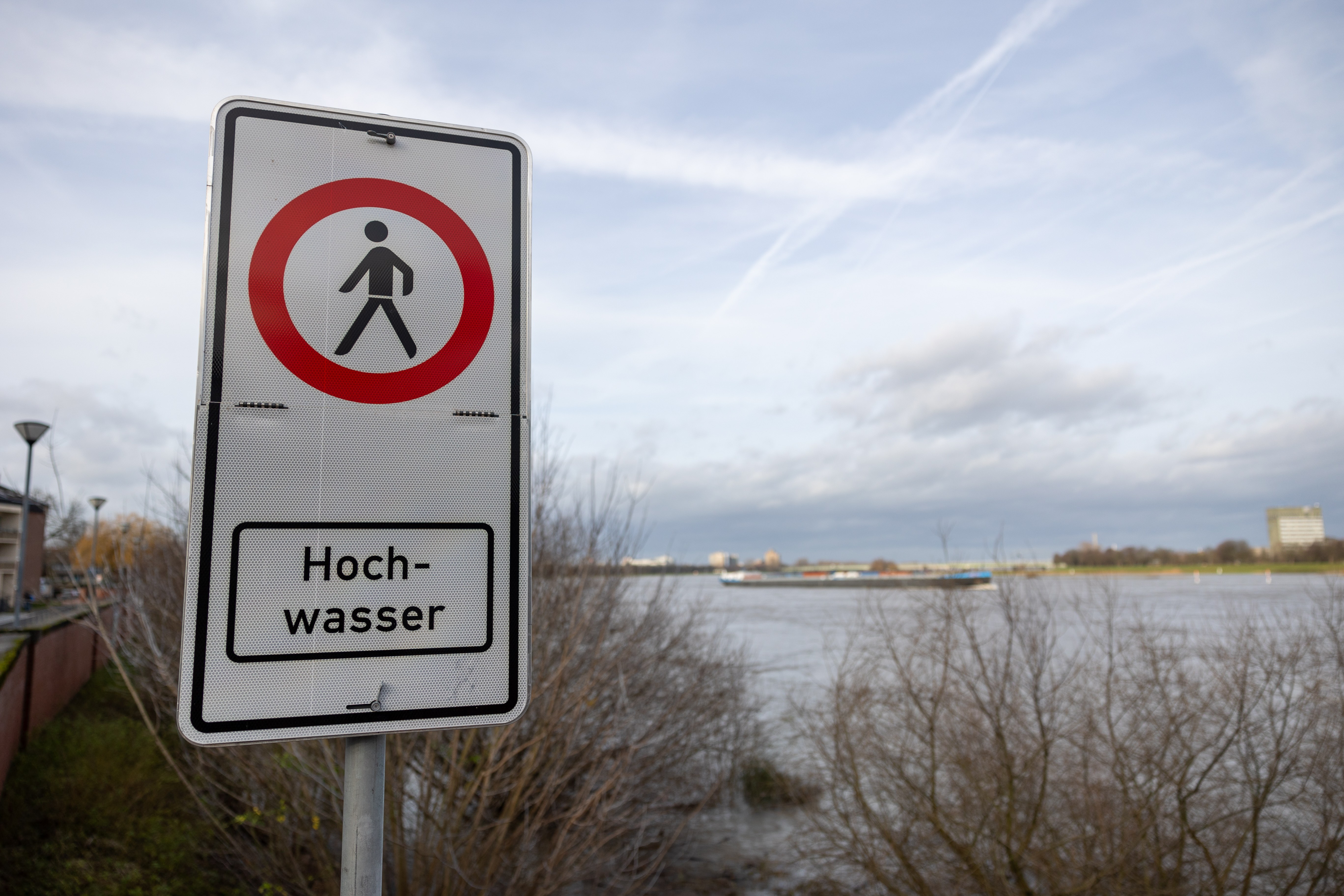 Hochwasserlage am Rhein Hochwasserlage am Rhein