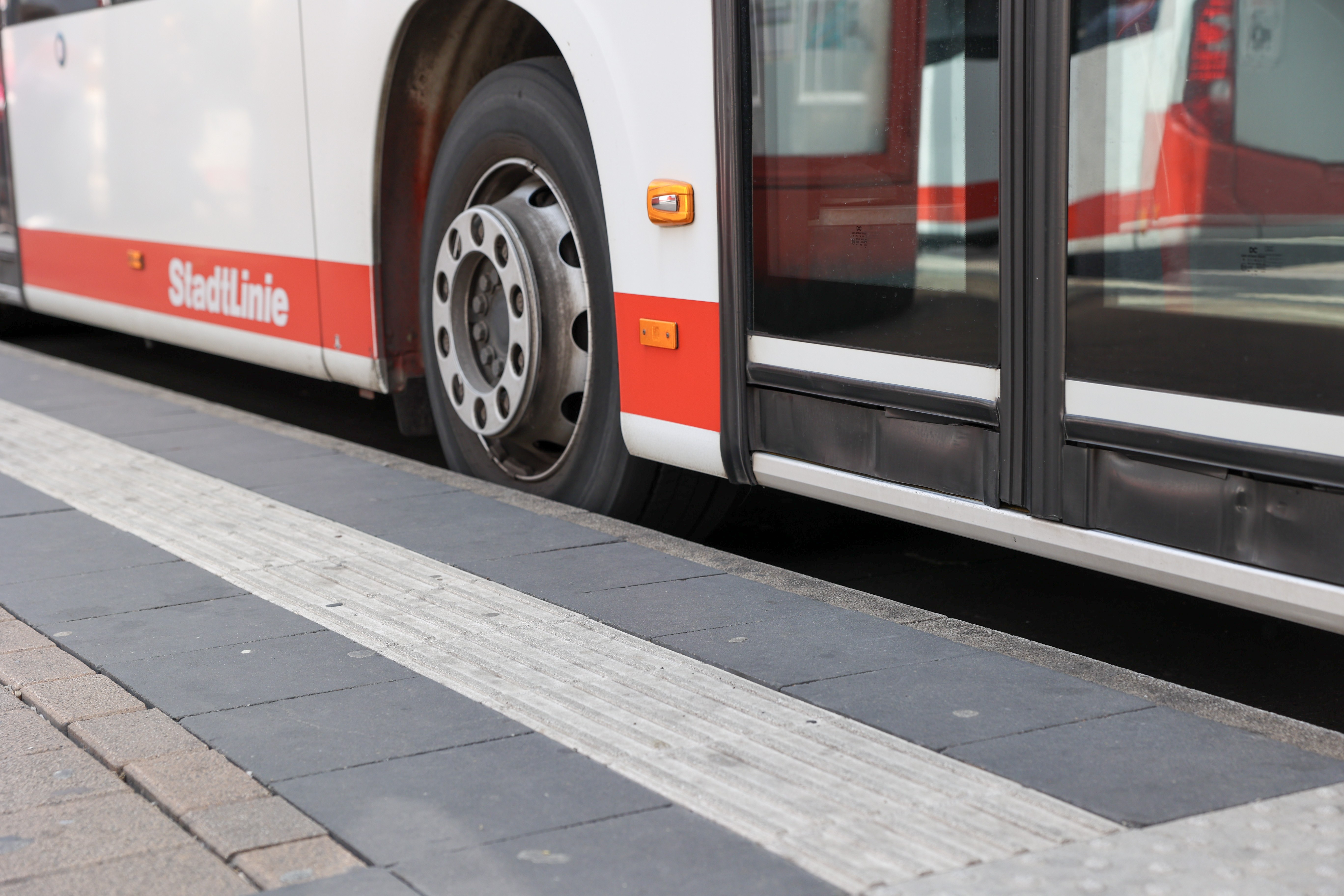 Die Bushaltestelle „Pomona“ auf der Weberstraße wird barrierefrei Die Bushaltestelle „Pomona“ auf der Weberstraße wird barrierefrei