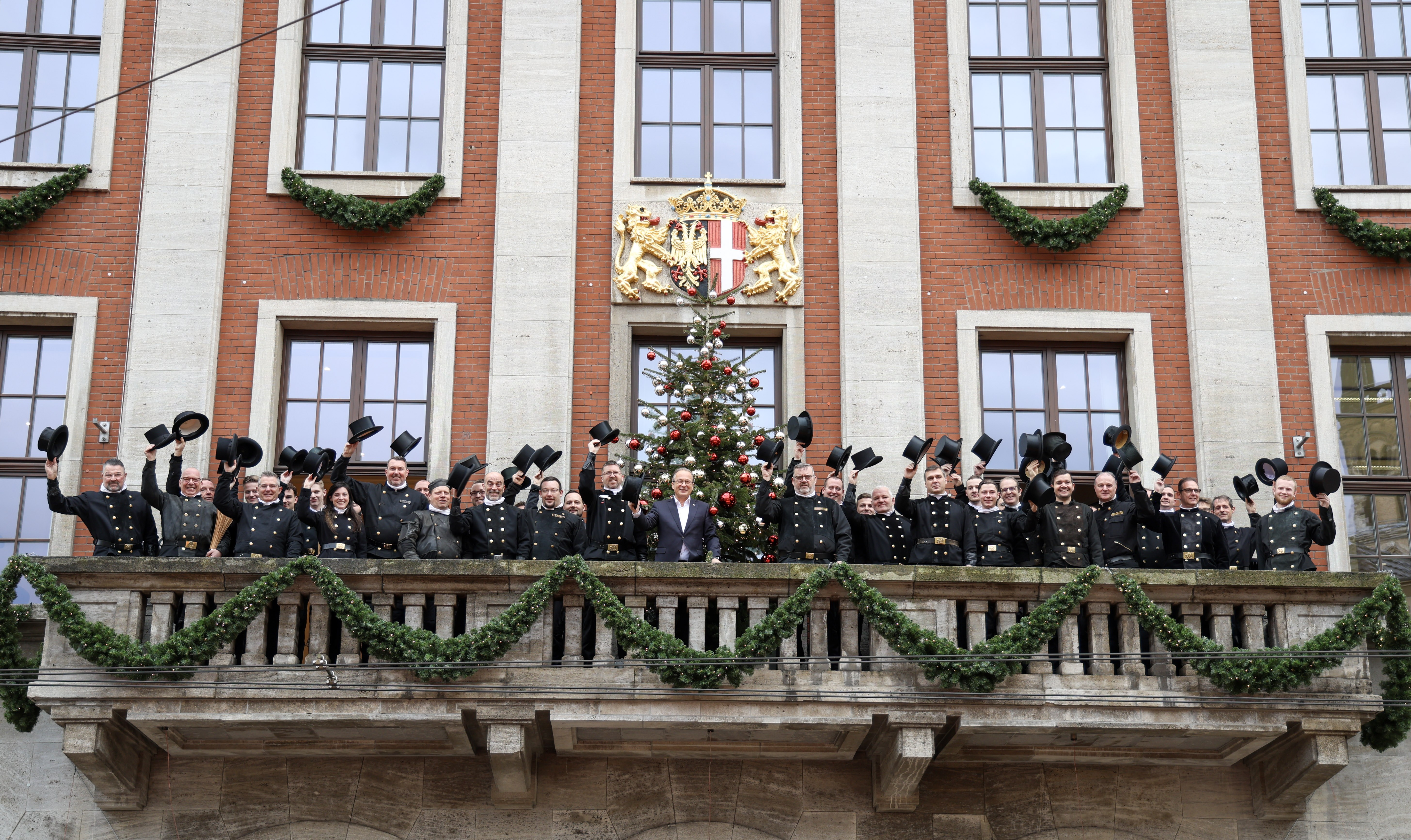 Sternsinger und Schornsteinfeger bringen Glück und Segen ins Rathaus Sternsinger und Schornsteinfeger bringen Glück und Segen ins Rathaus
