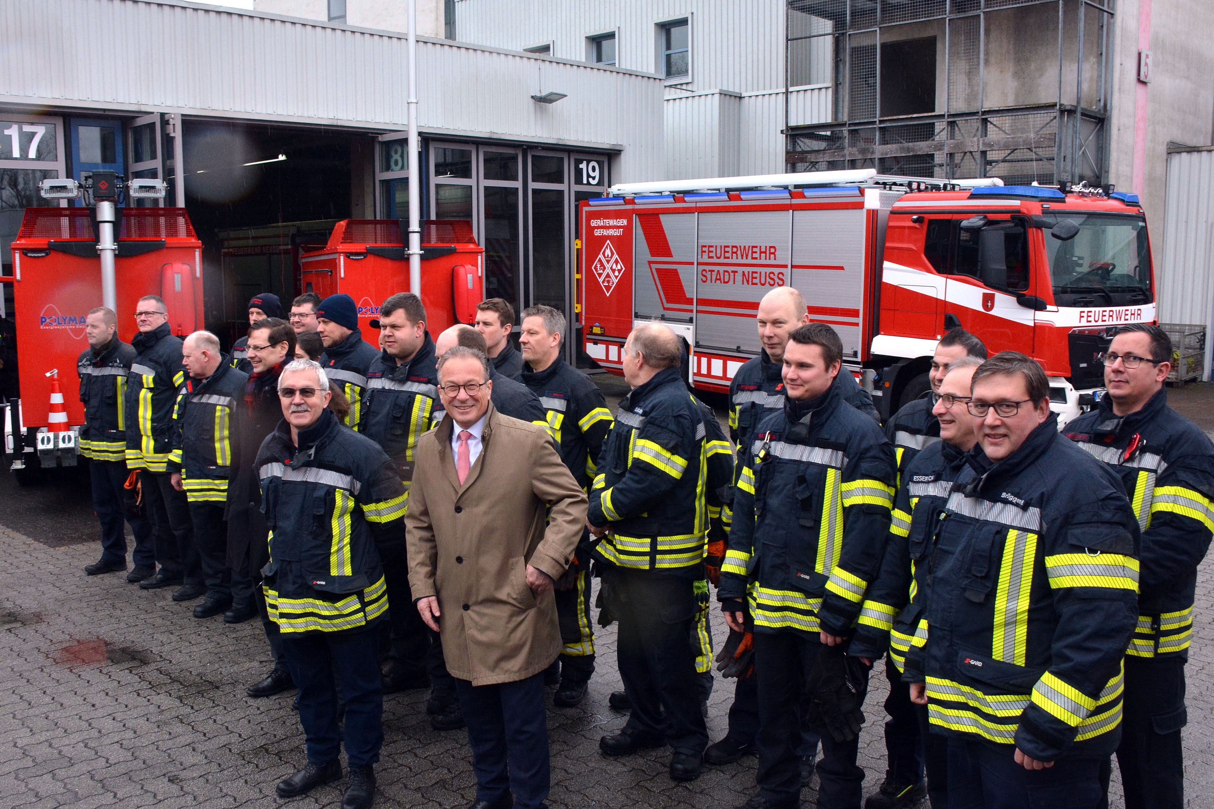 Feuerwehr Neuss stellt neue Fahrzeuge und Stromerzeuger in Dienst